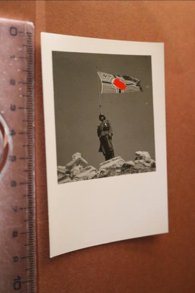 altes Foto - Athen - Soldat bewacht die Kriegflagge auf einem Berg - 1941